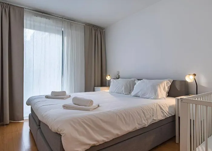 Downtown 2-bedroom W/terrace Apartment *