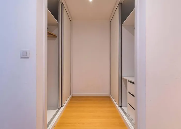 Downtown 2-bedroom W/terrace Apartment *